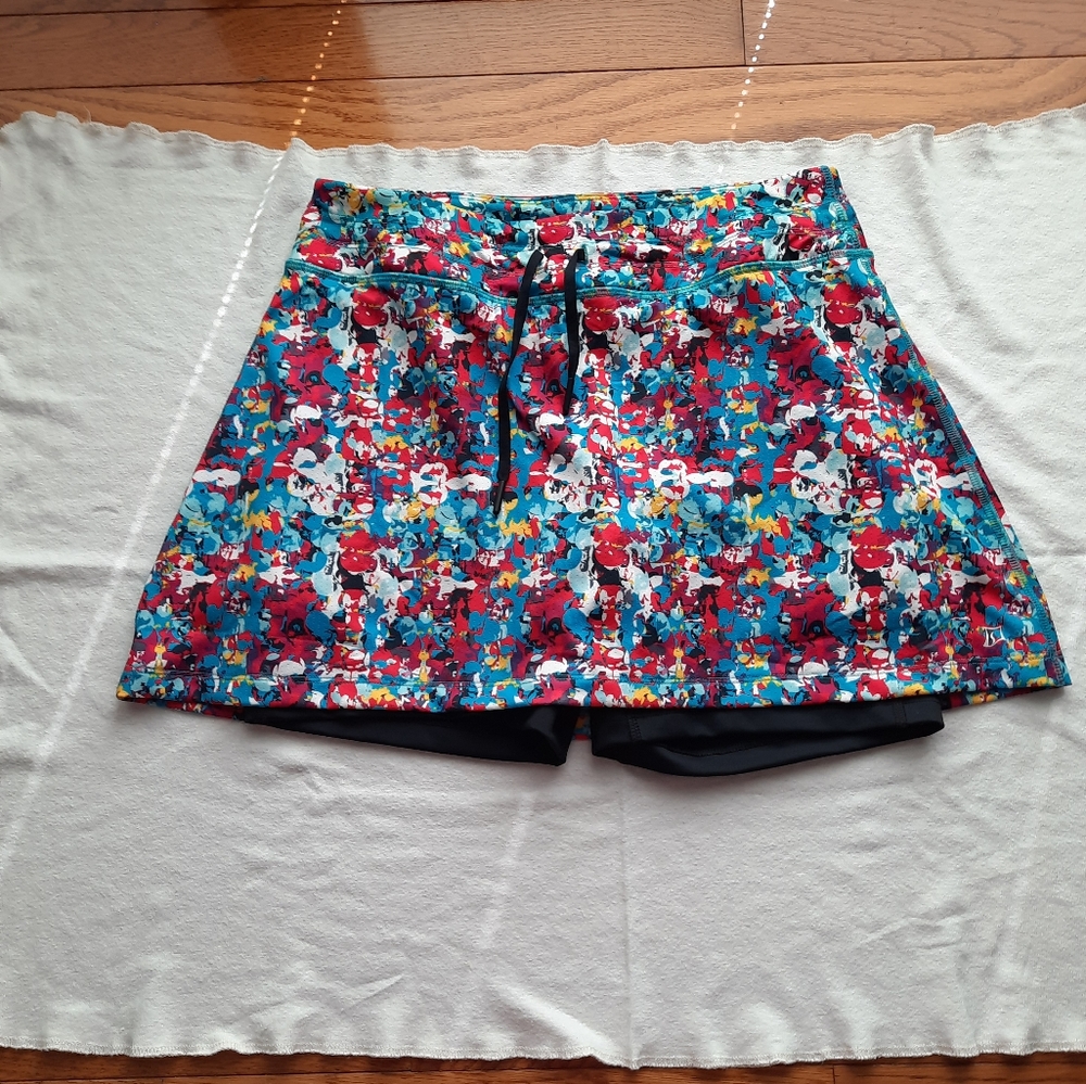 SkirtSports Lotta Breeze Skirt. Size Small. Holiday print.